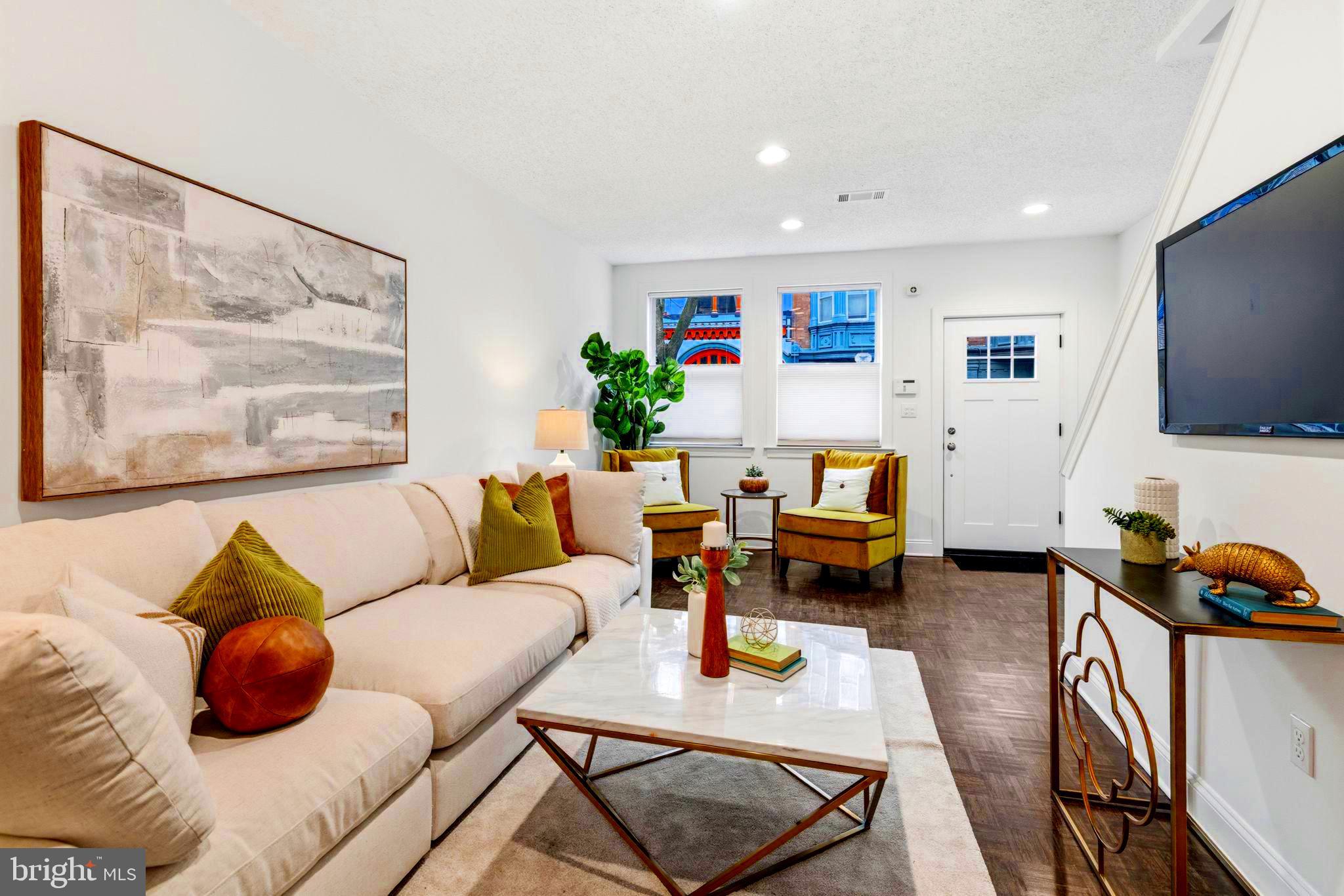 736 S 6TH STREET