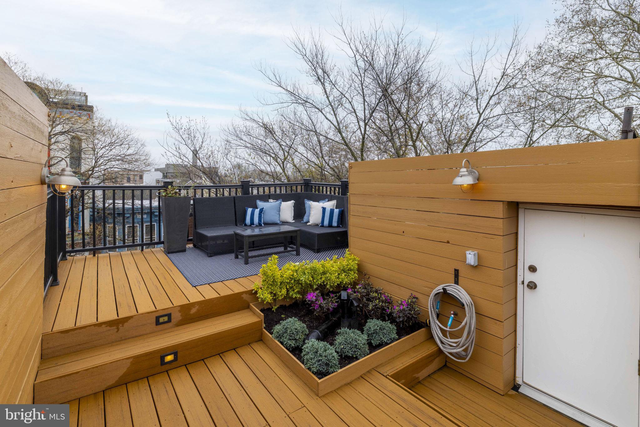 736 S 6TH STREET