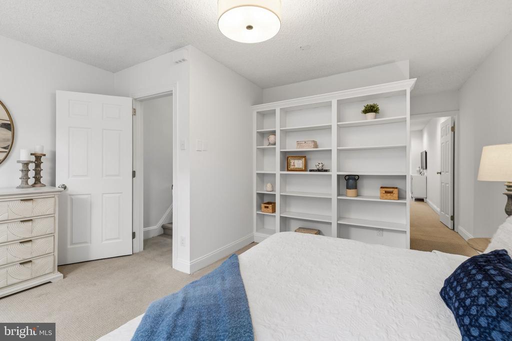 736 S 6TH STREET