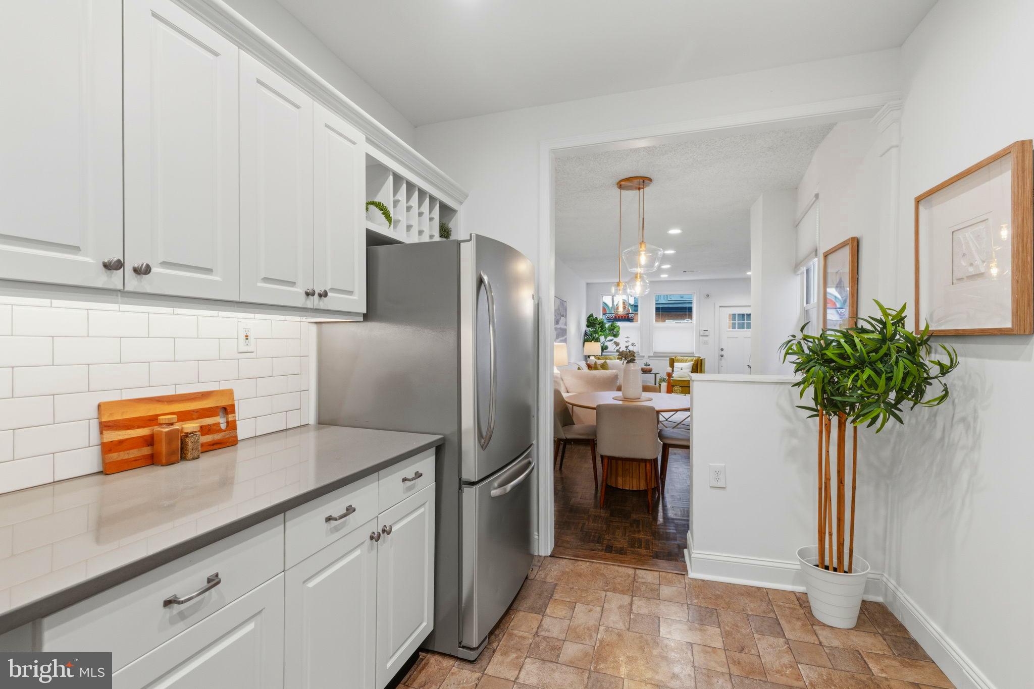 736 S 6TH STREET