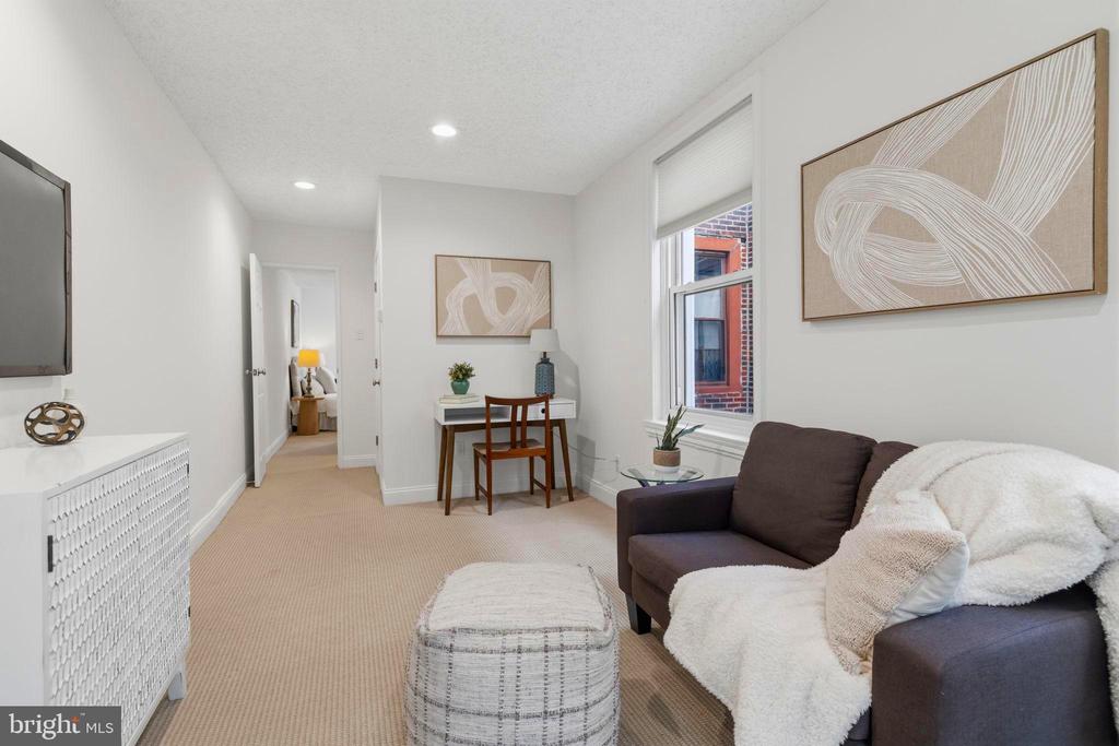 736 S 6TH STREET