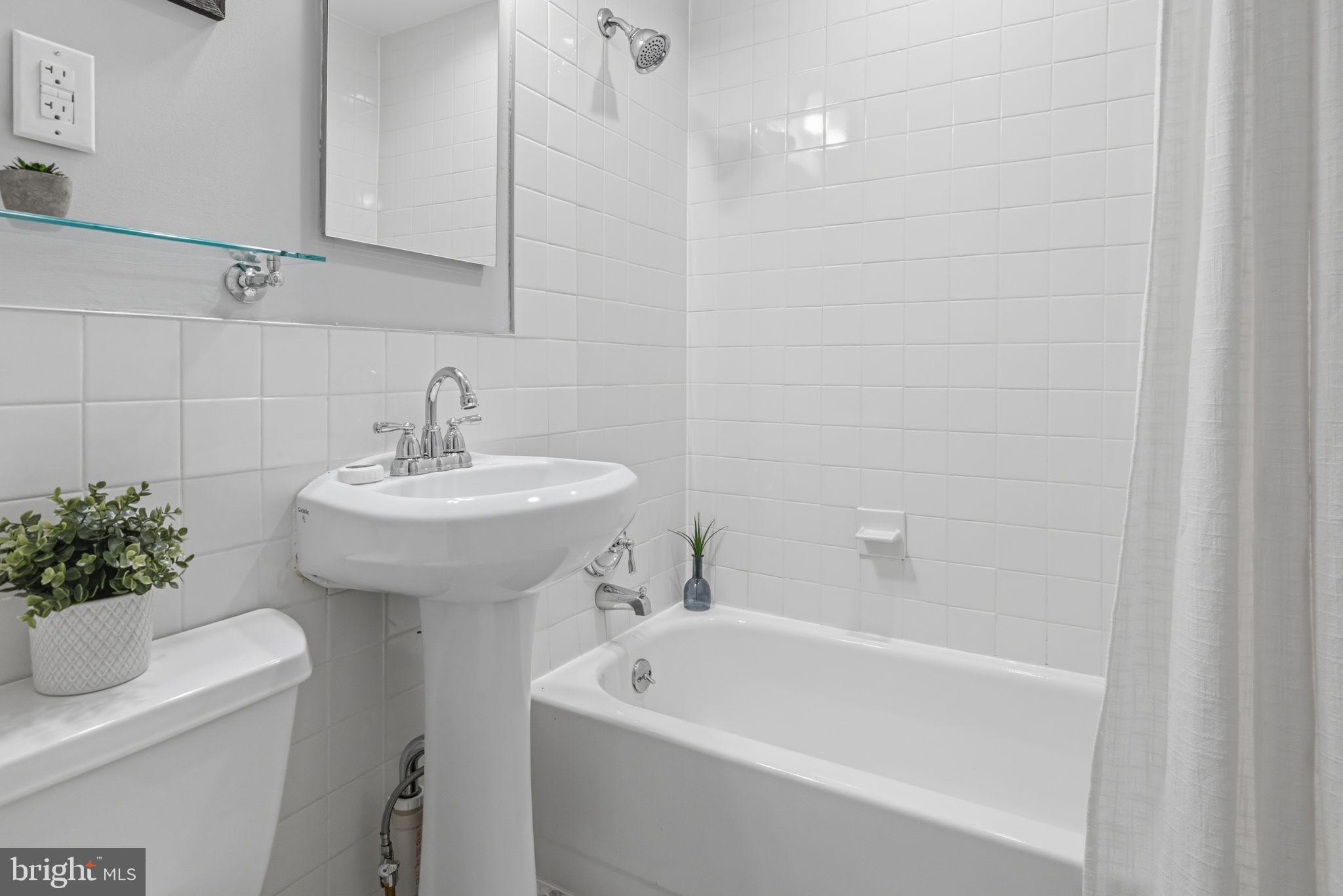 736 S 6TH STREET