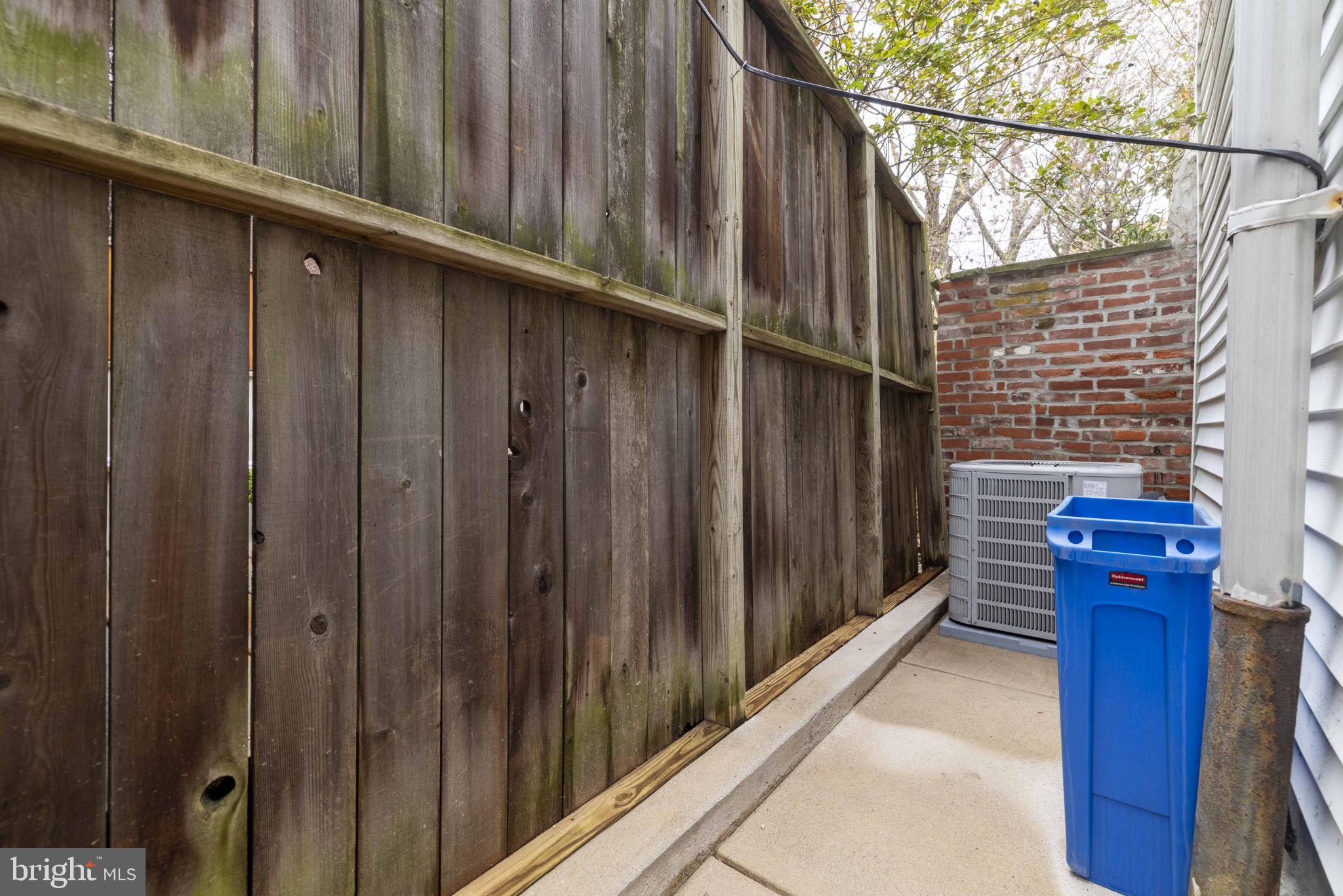 736 S 6TH STREET