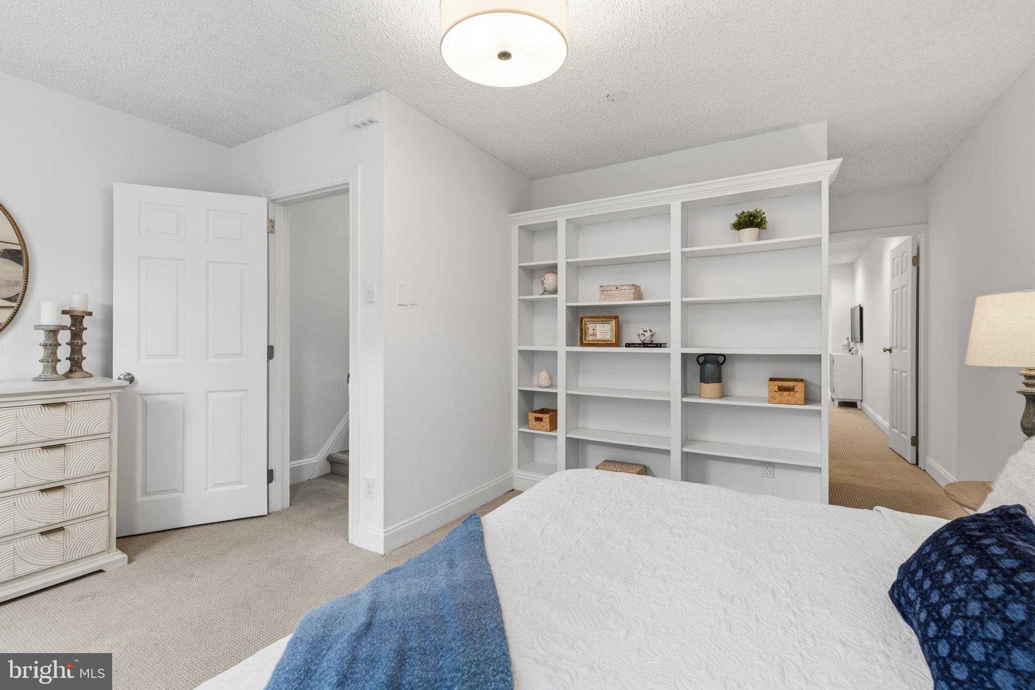 736 S 6TH STREET