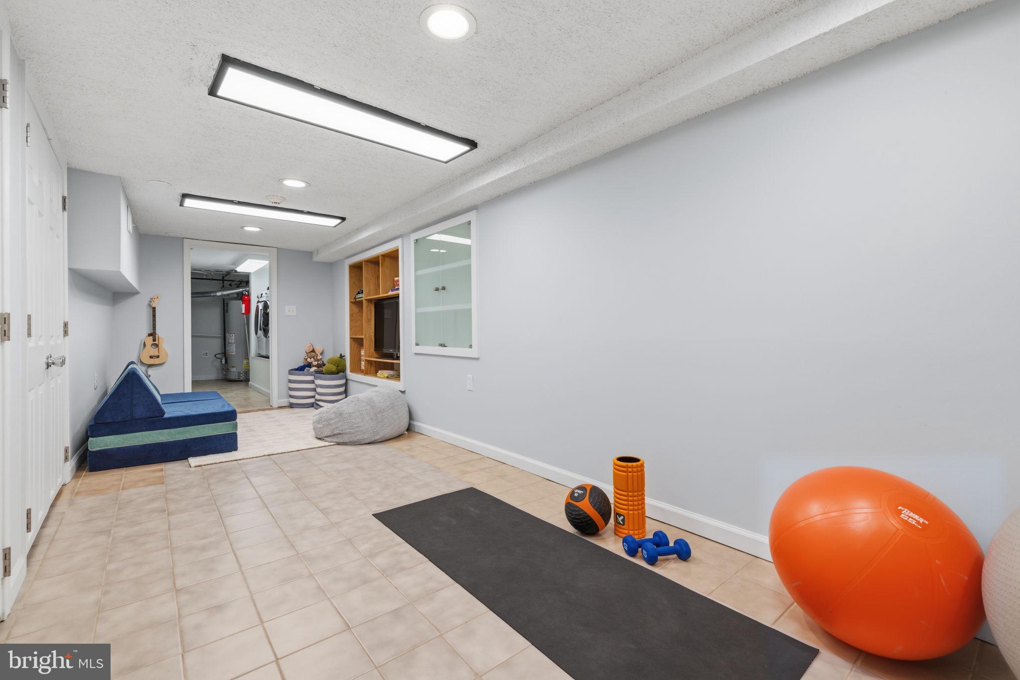 736 S 6TH STREET
