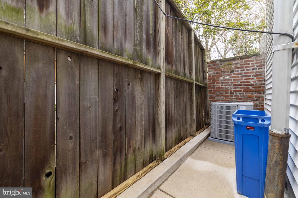 736 S 6TH STREET