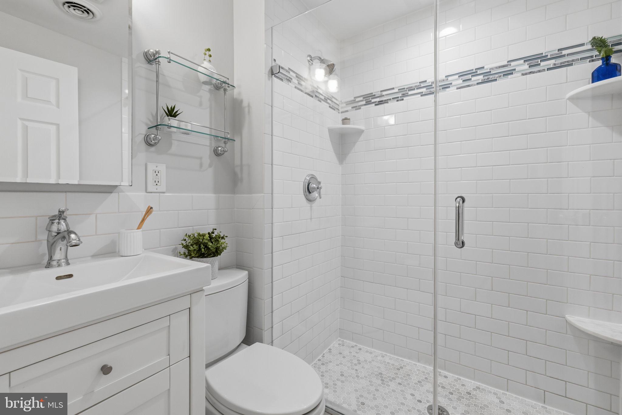 736 S 6TH STREET