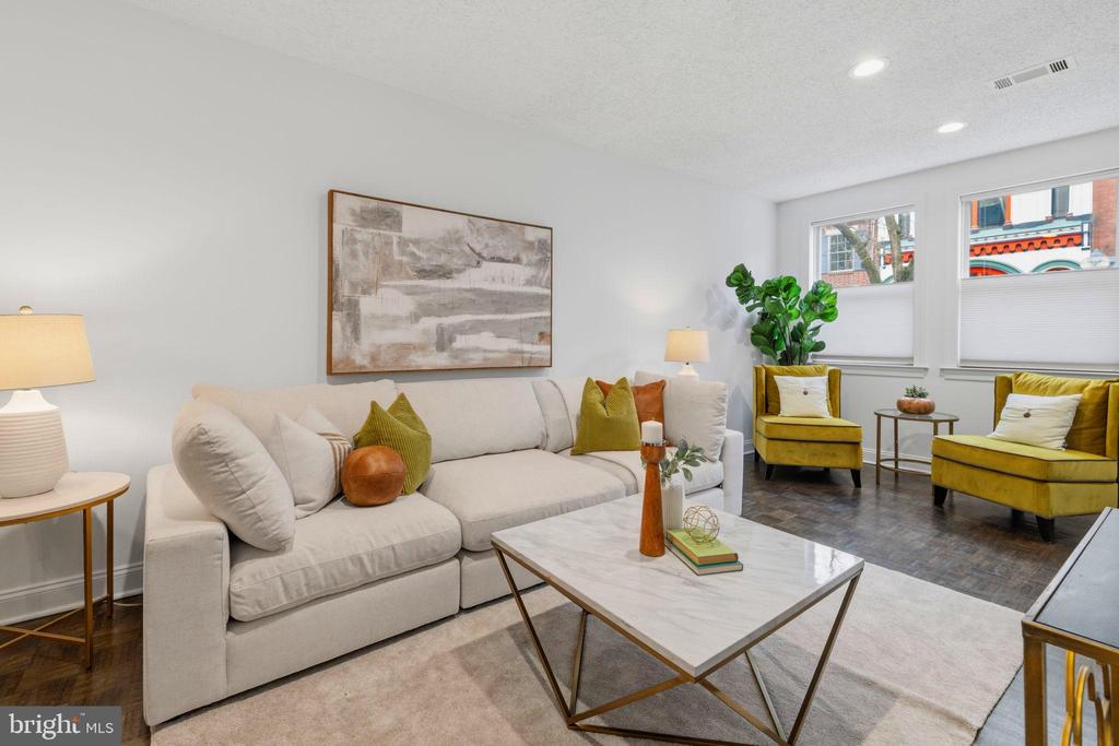 736 S 6TH STREET
