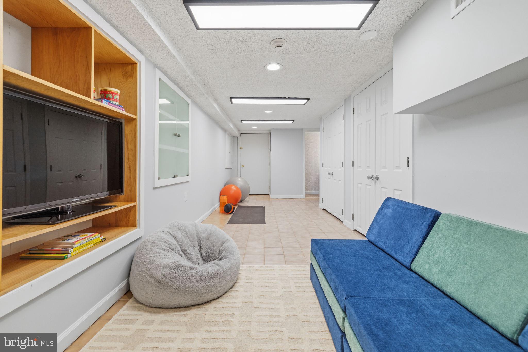 736 S 6TH STREET