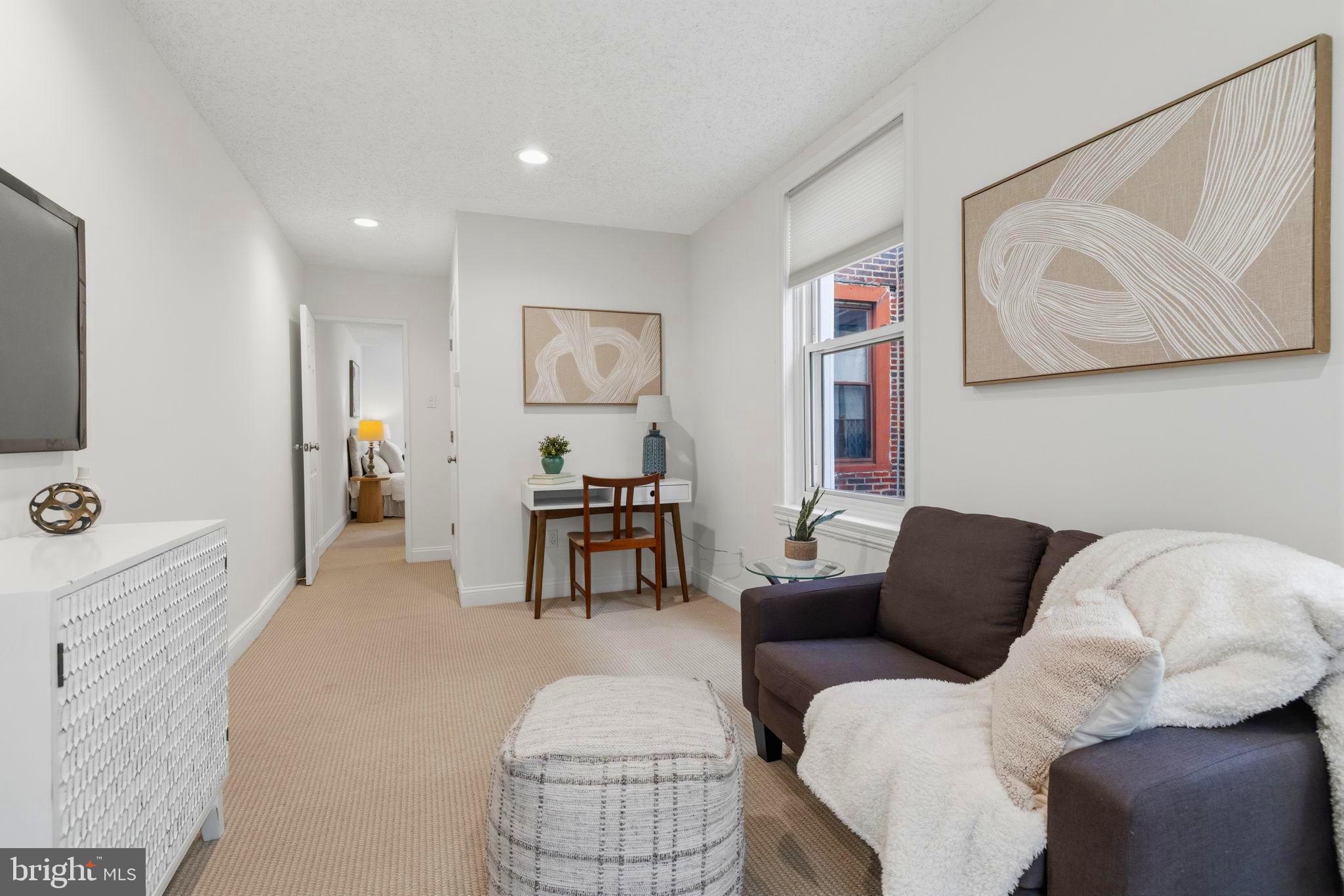 736 S 6TH STREET