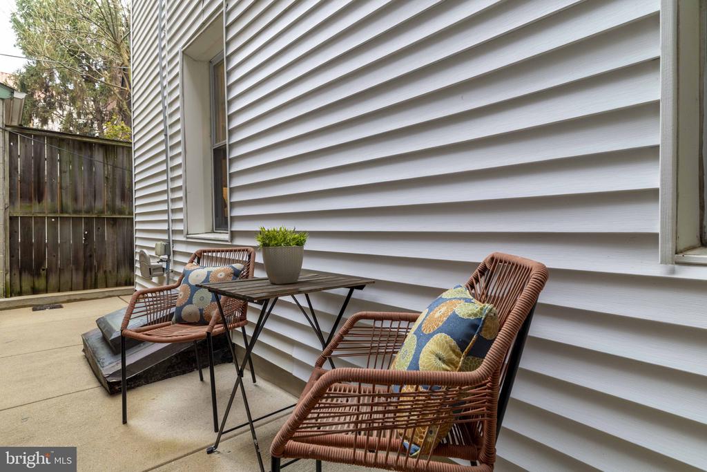 736 S 6TH STREET