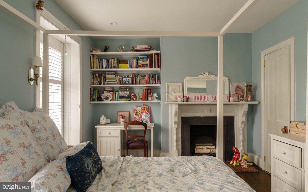 319 W MERMAID LANE