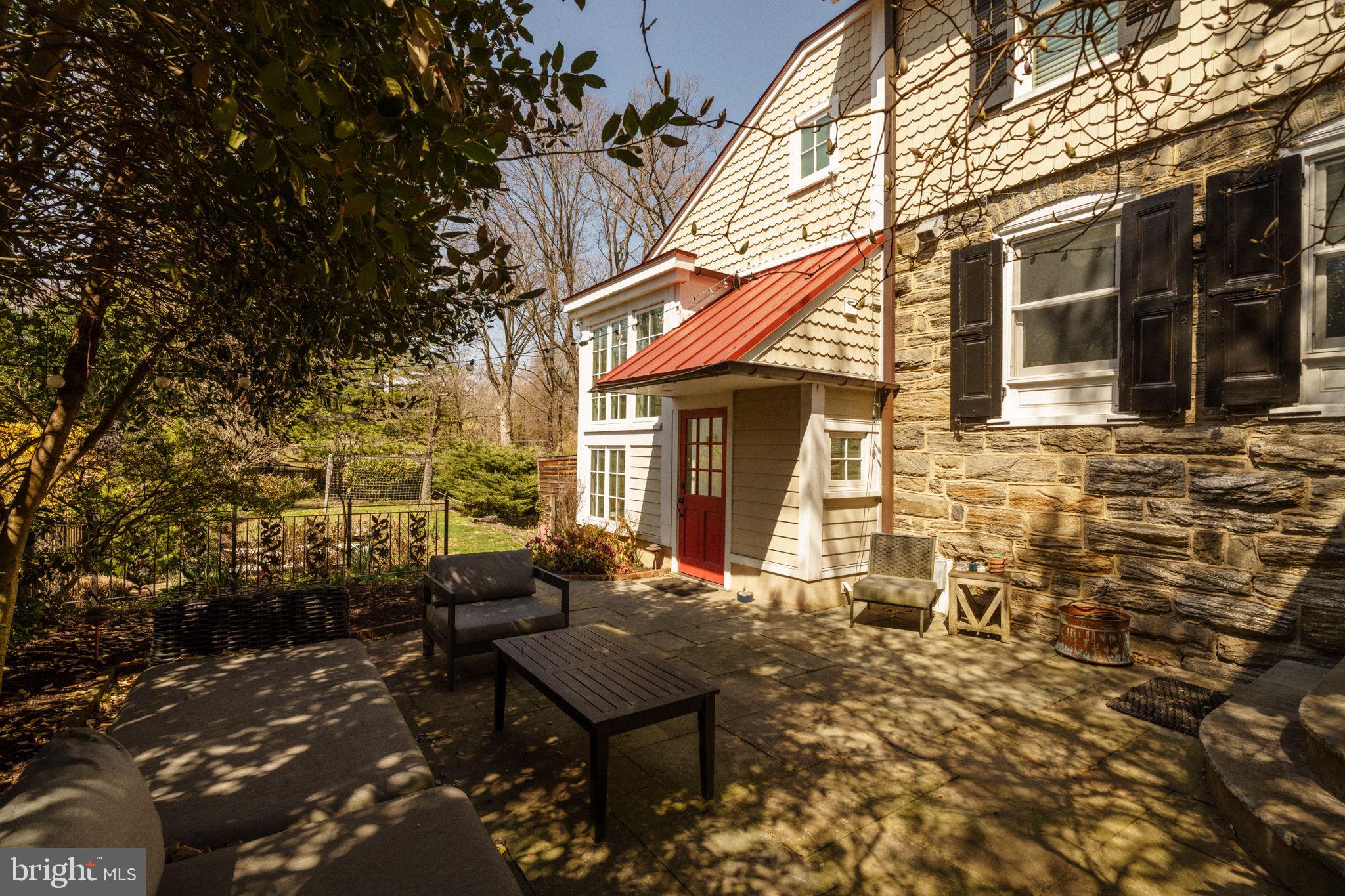 319 W MERMAID LANE