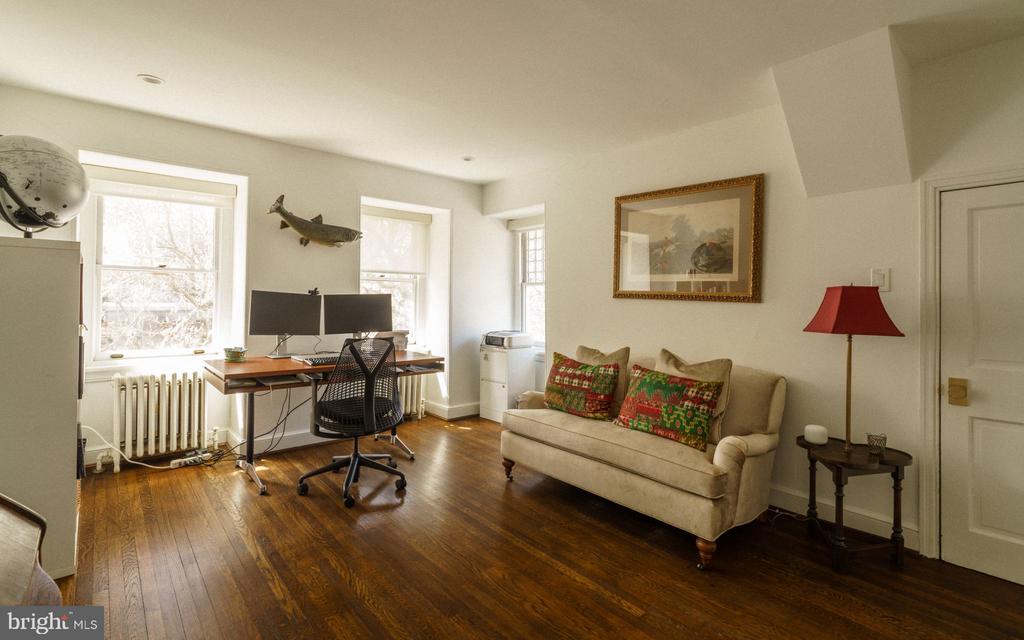 319 W MERMAID LANE