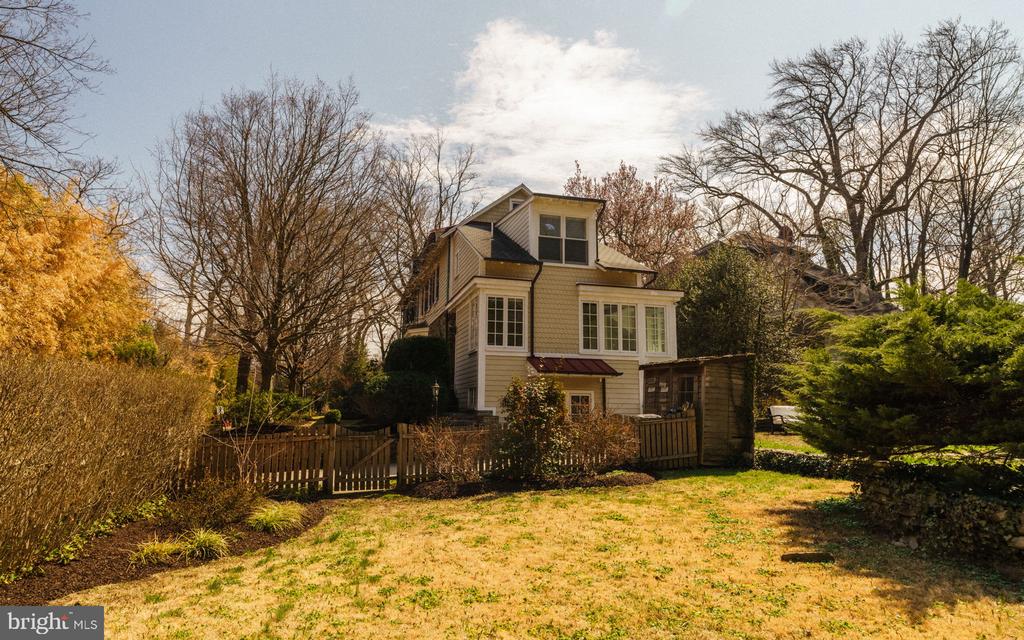 319 W MERMAID LANE