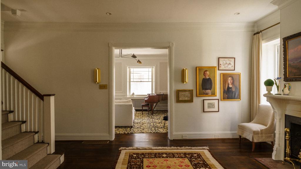 319 W MERMAID LANE