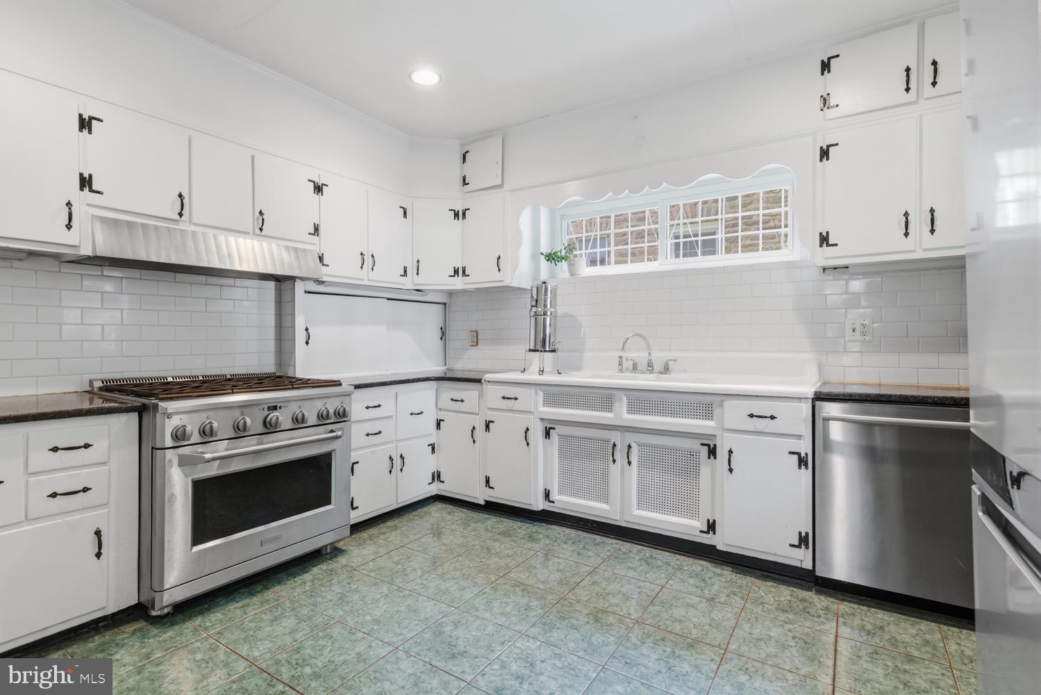 607 W CLIVEDEN STREET