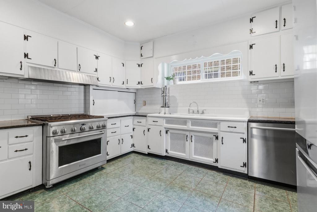 607 W CLIVEDEN STREET