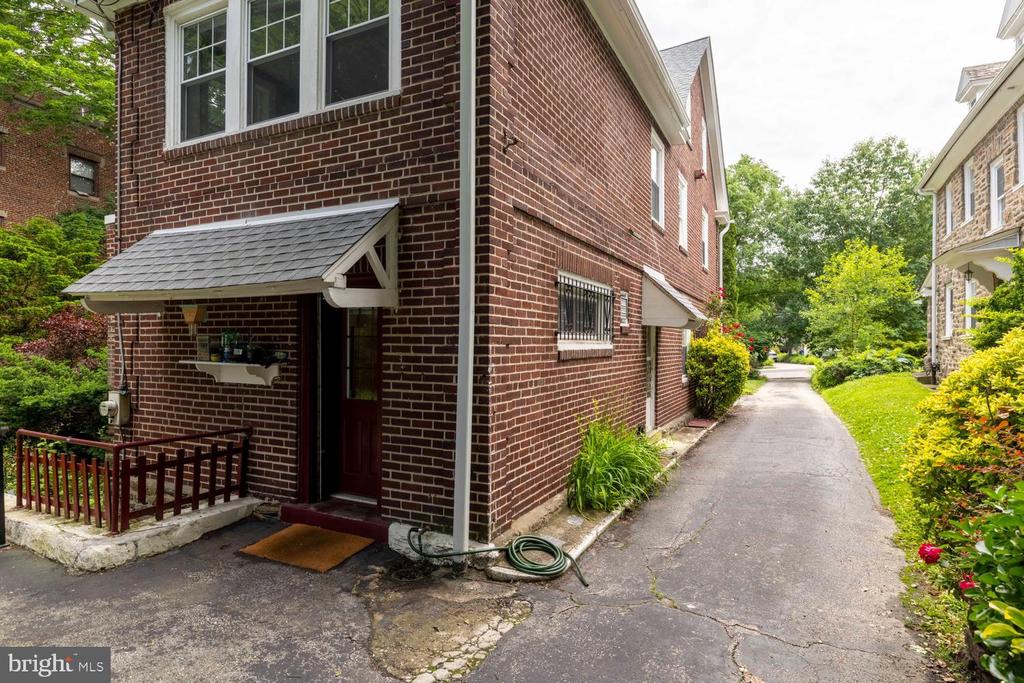 607 W CLIVEDEN STREET