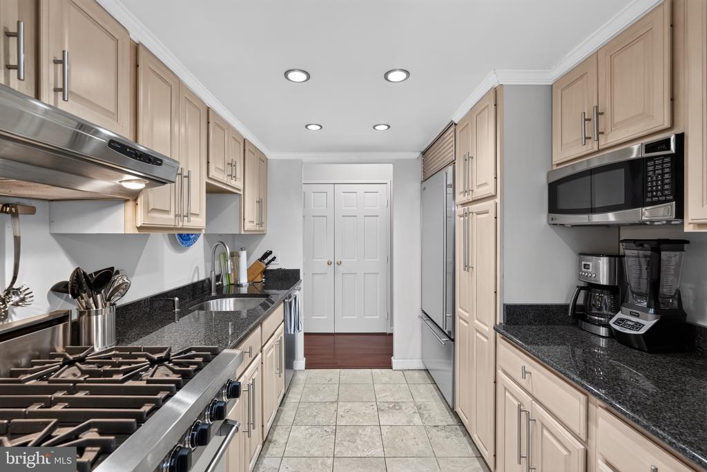 1326 SPRUCE STREET Unit: 2701
