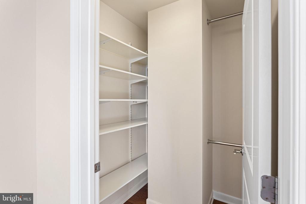 901 N PENN STREET Unit: P807