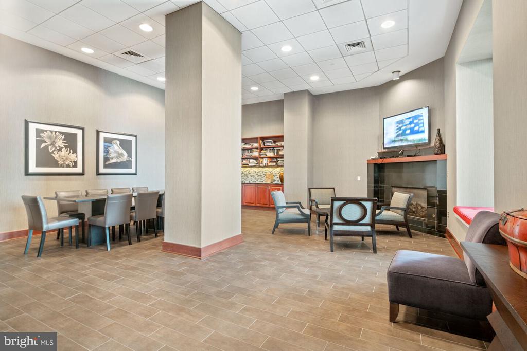901 N PENN STREET Unit: P807