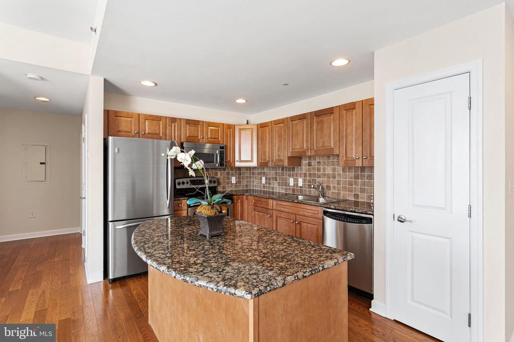 901 N PENN STREET Unit: P807