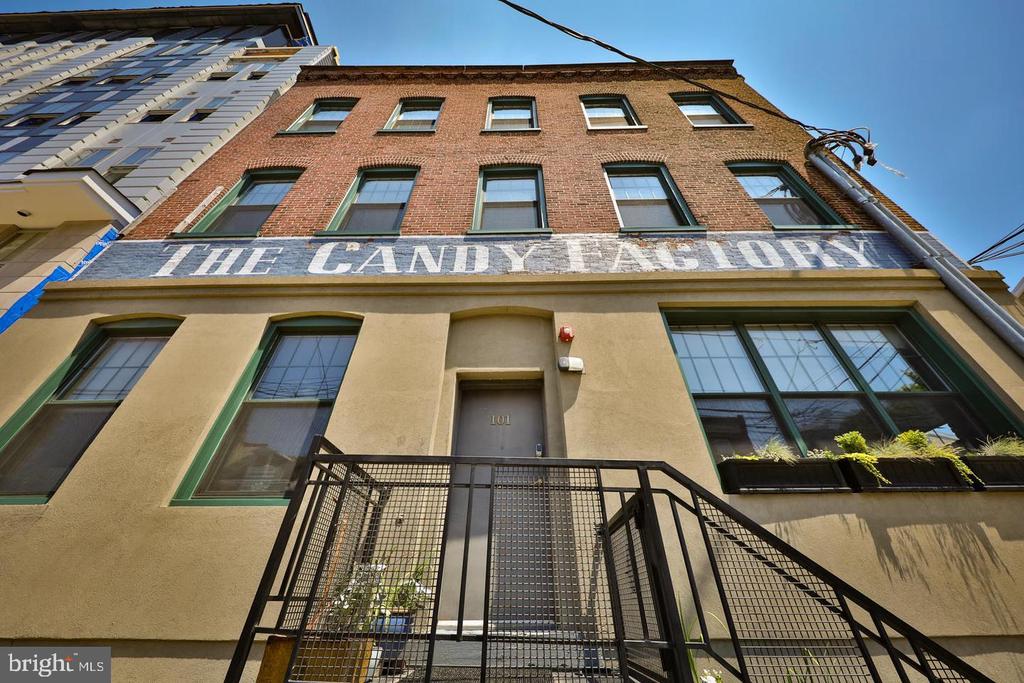 1125 E COLUMBIA AVENUE Unit: 203