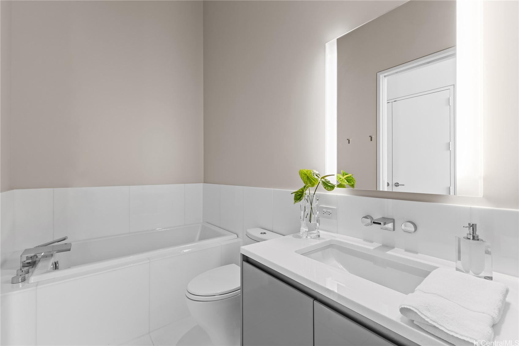 1118 Ala Moana Boulevard 3400