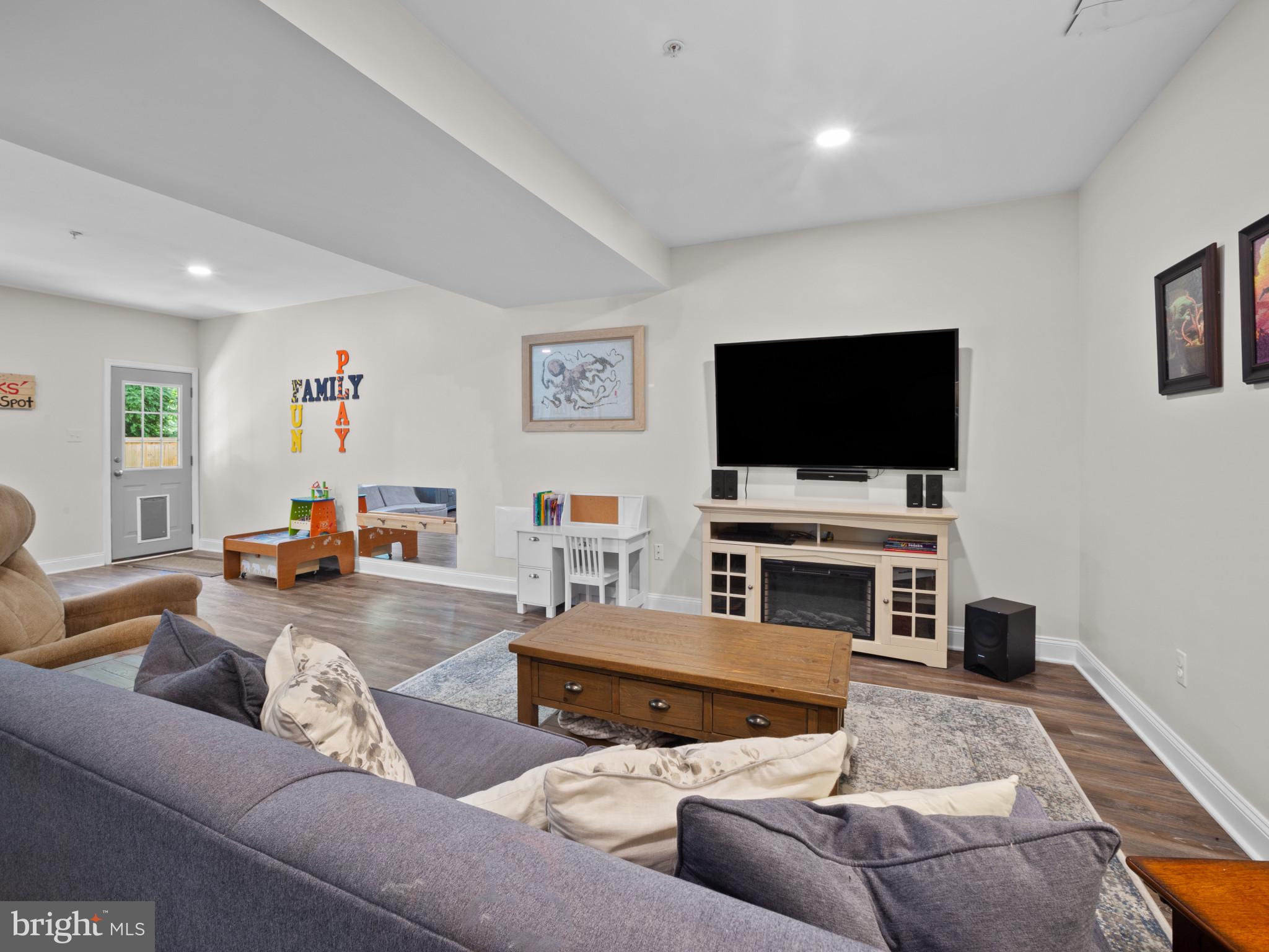 1422 SILVER OAK LANE