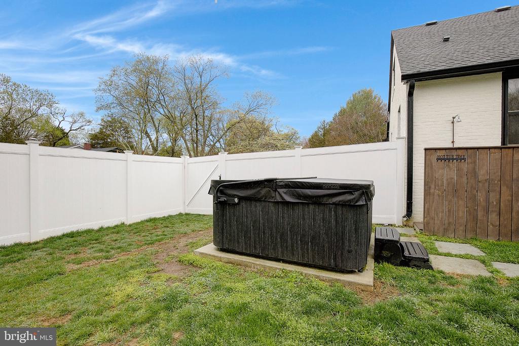 818 CEDARCROFT DRIVE