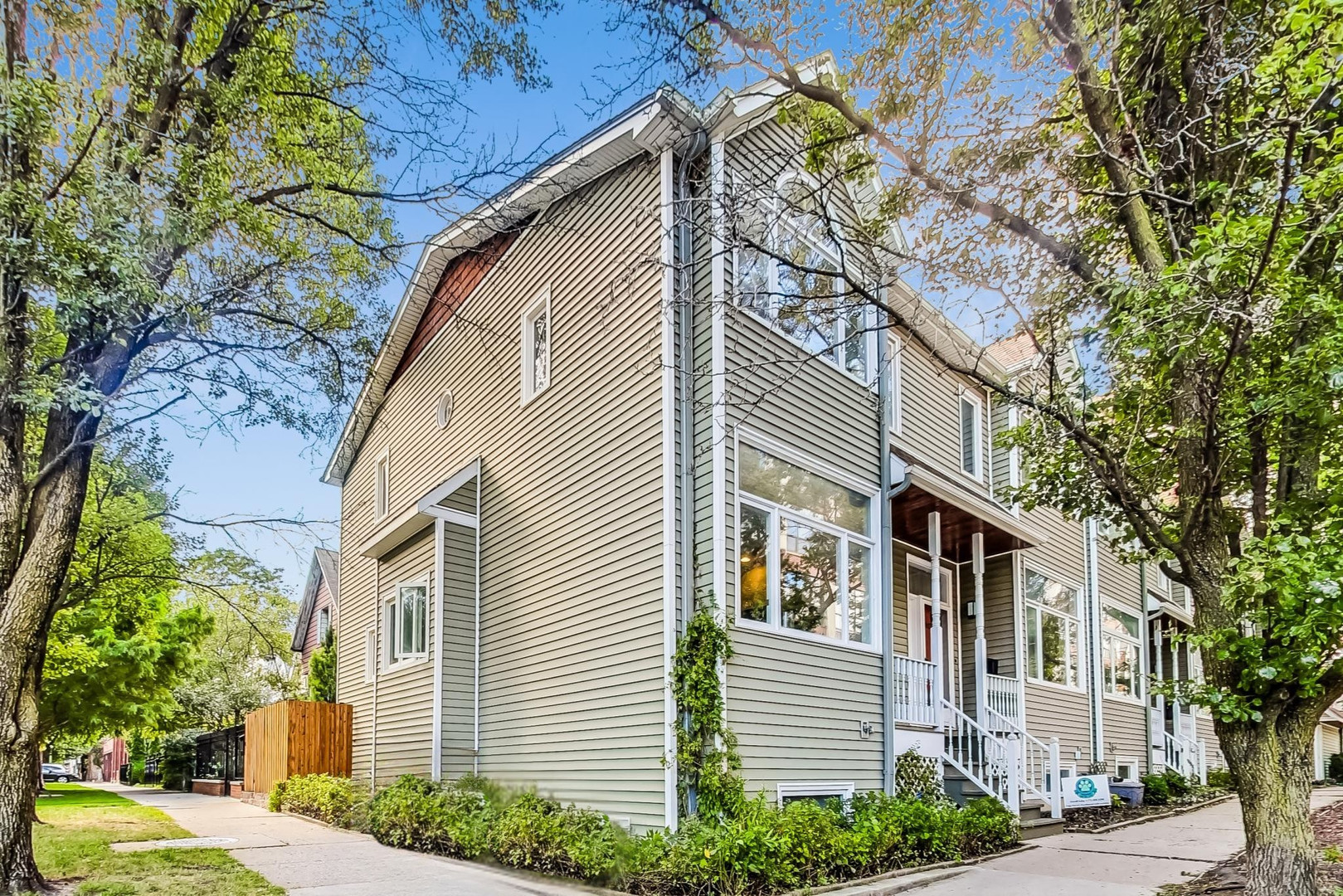 1801 W Roscoe Street