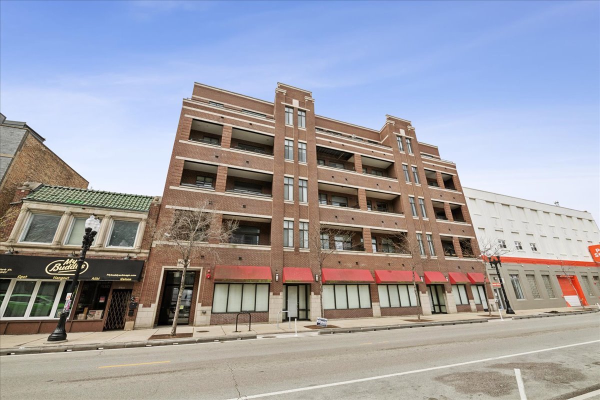 4420 N CLARK Street Unit: 302