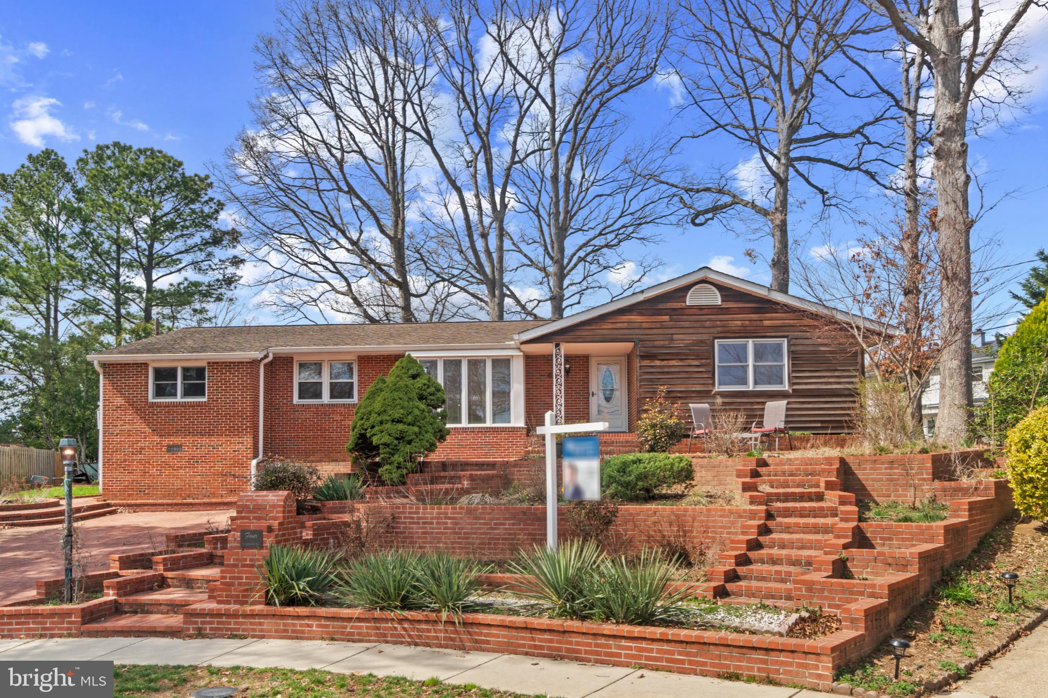 4 CENTERHILL COURT