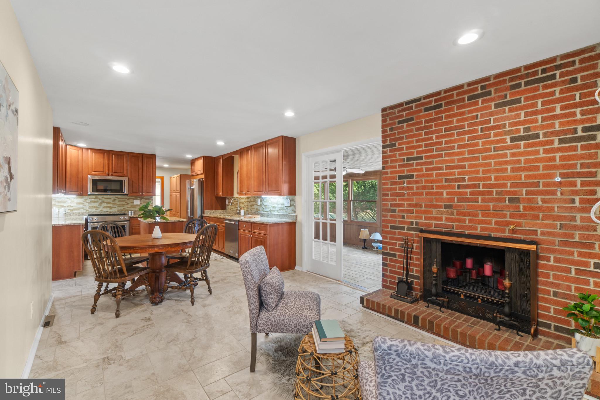 4 CENTERHILL COURT