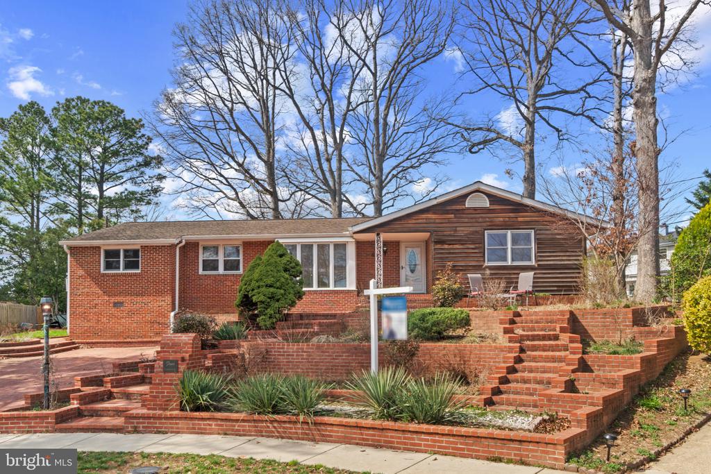 4 CENTERHILL COURT