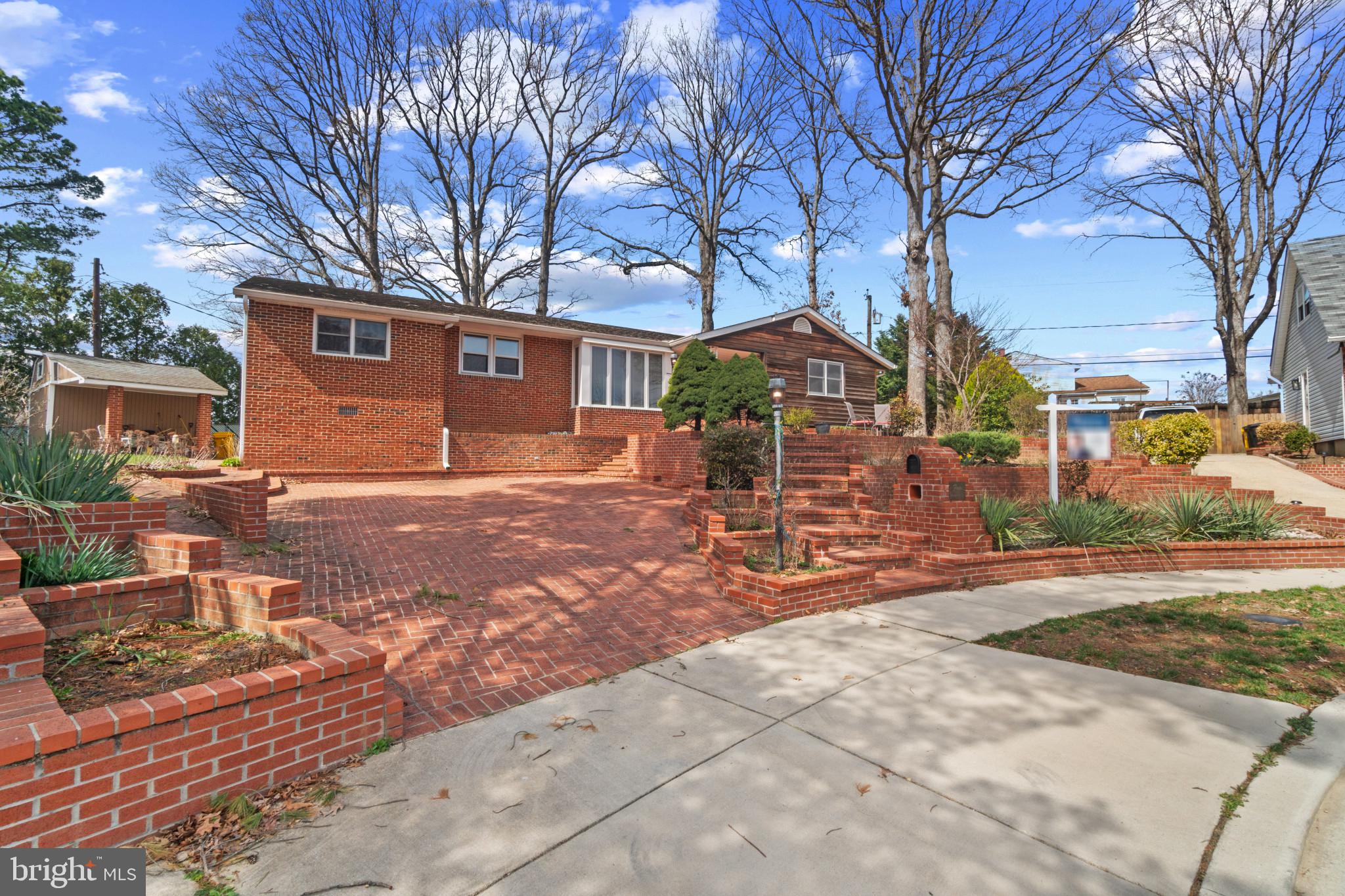 4 CENTERHILL COURT
