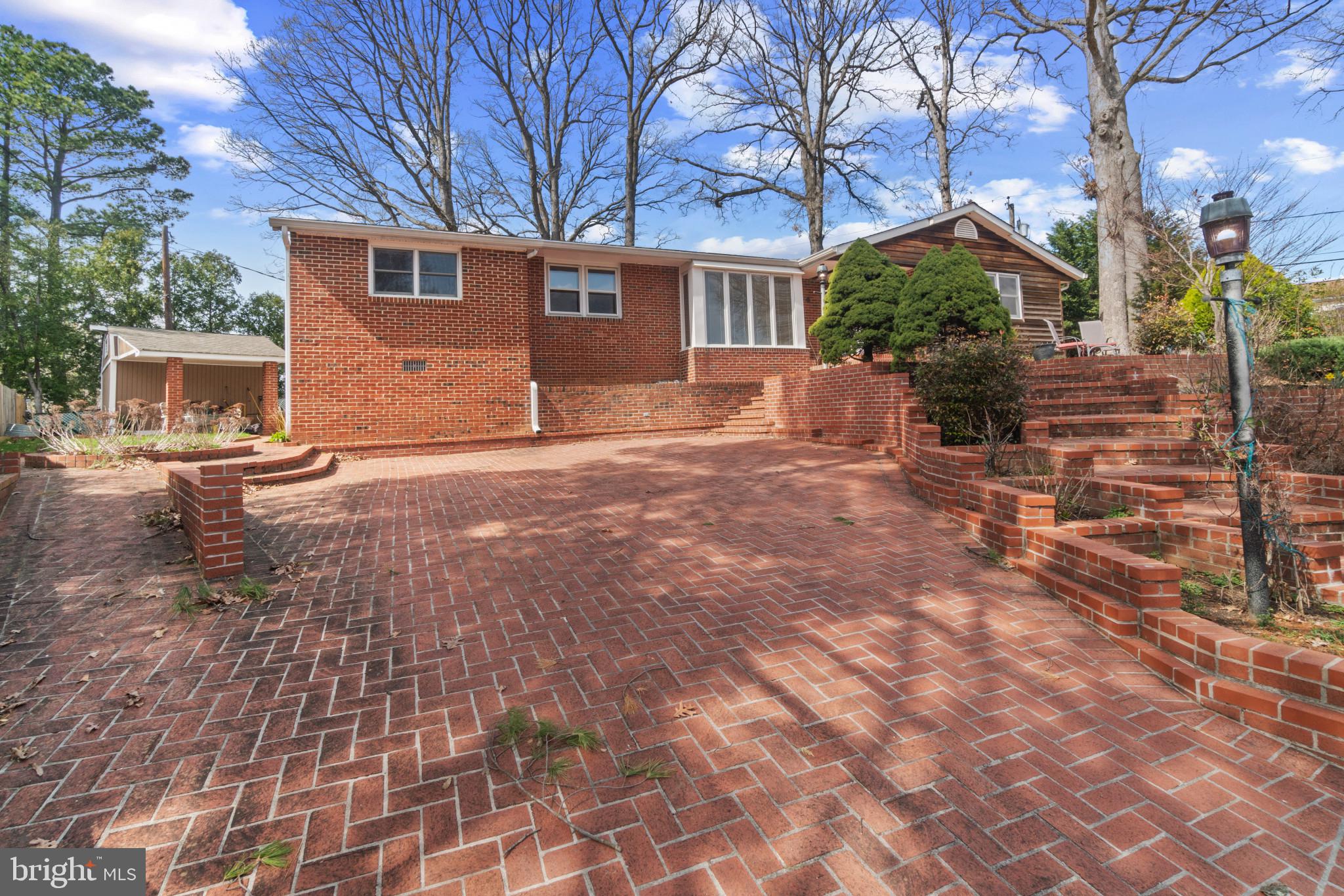 4 CENTERHILL COURT