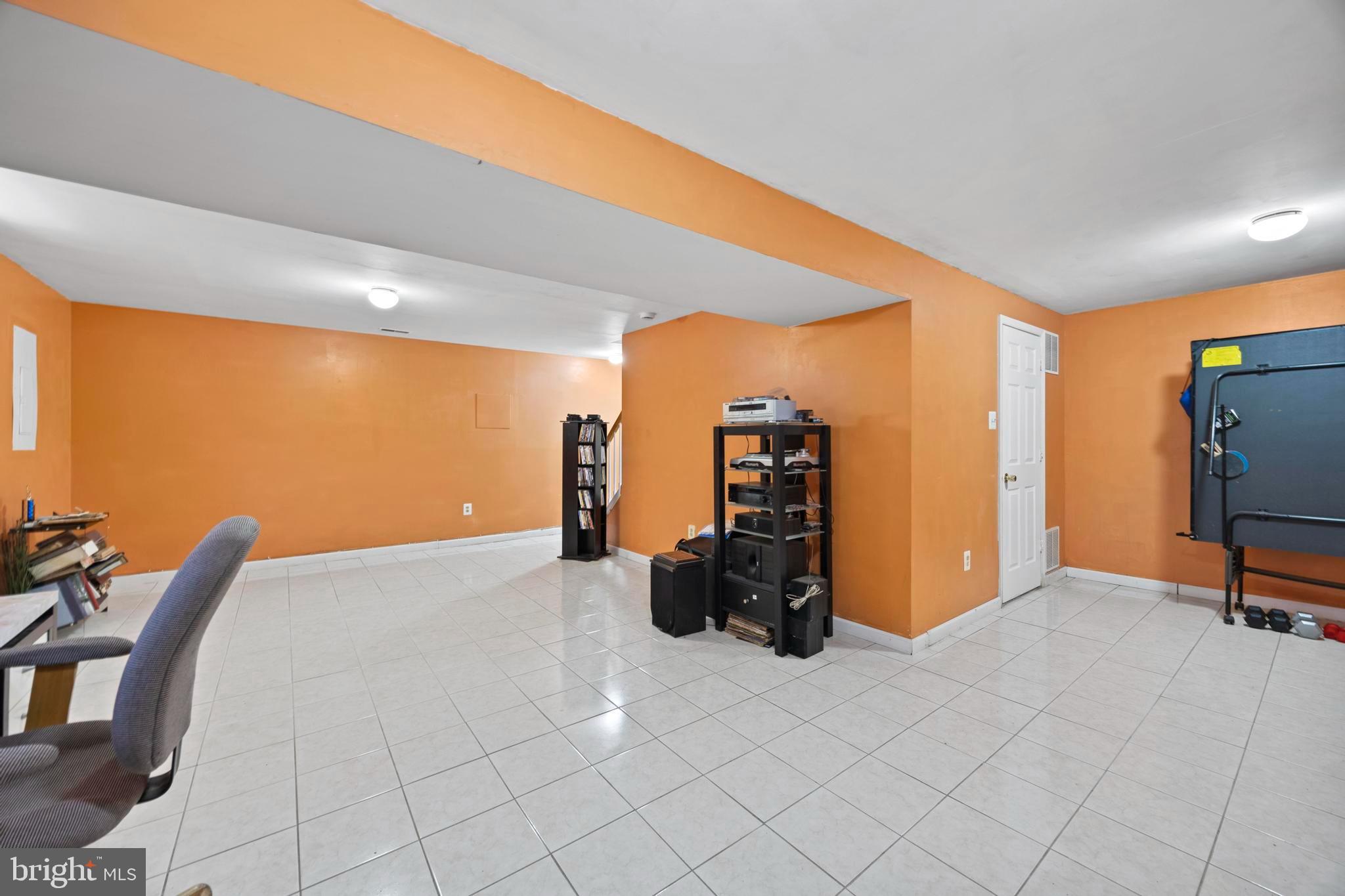 9046 TARPLEYS CIRCLE