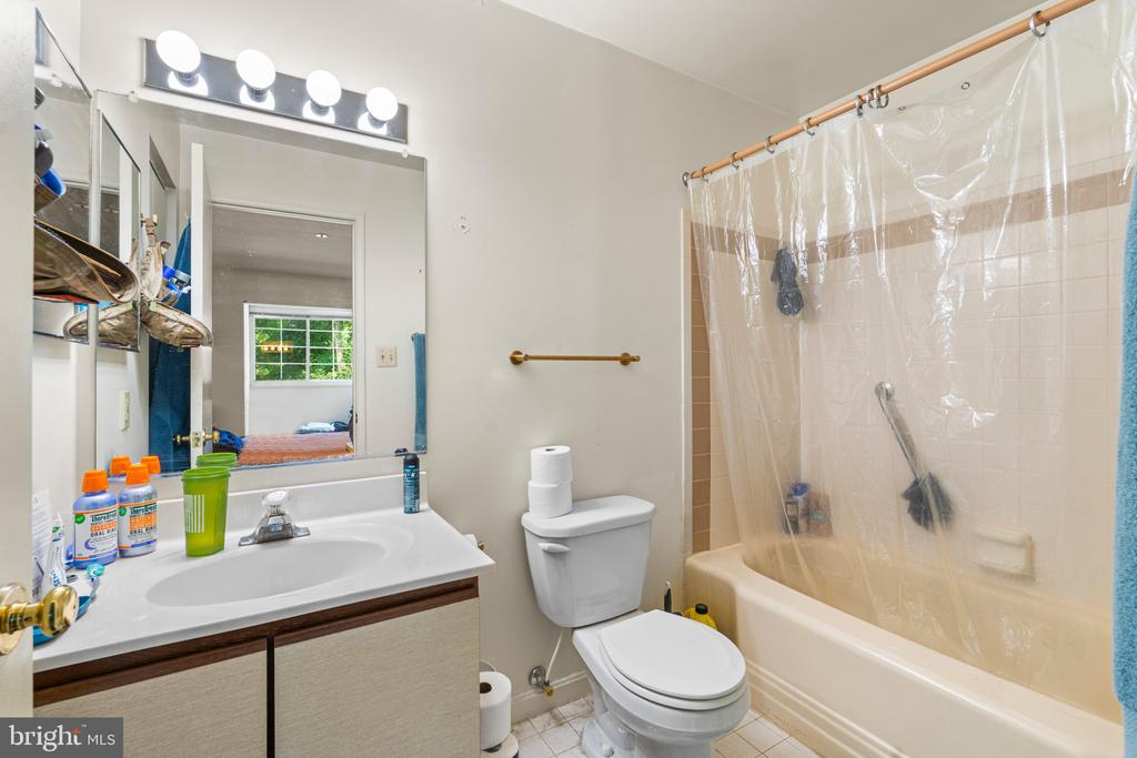 4924 COLUMBIA ROAD Unit: 5