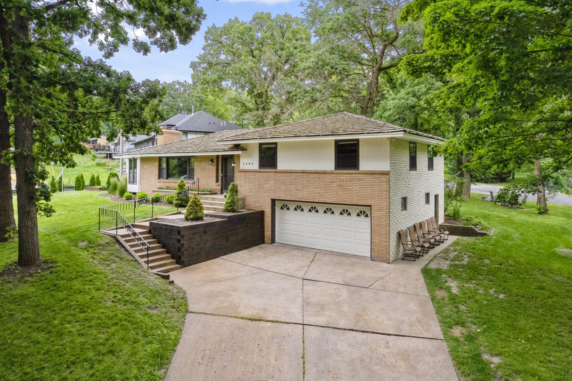 2504 Oakwood Drive