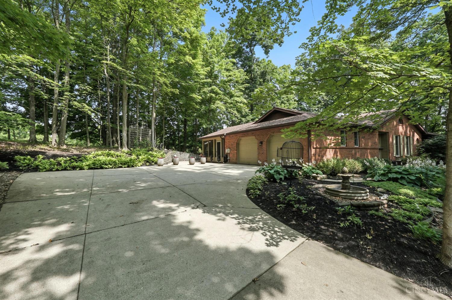 6125 Squirrelwoods Lane