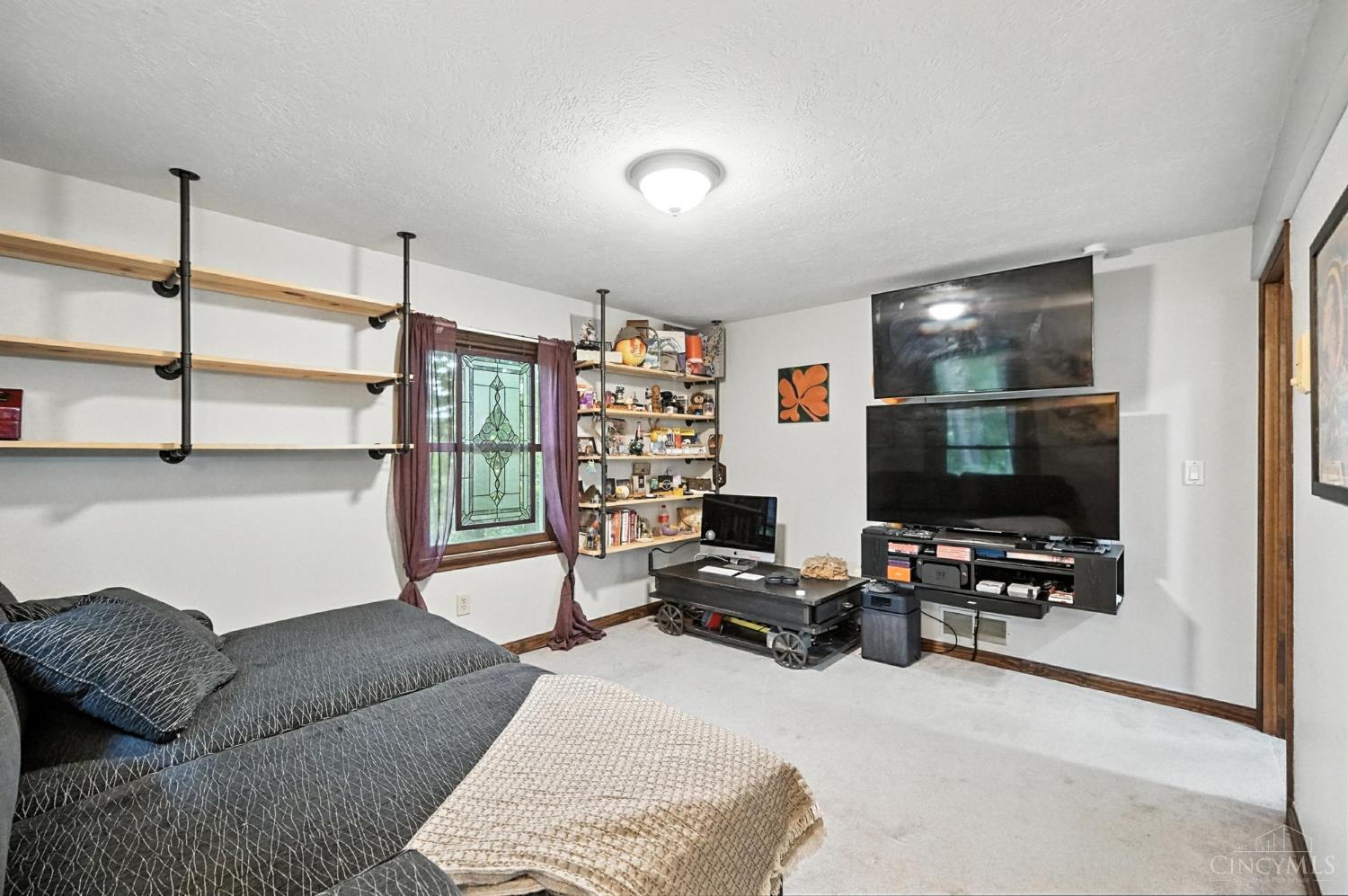 6125 Squirrelwoods Lane