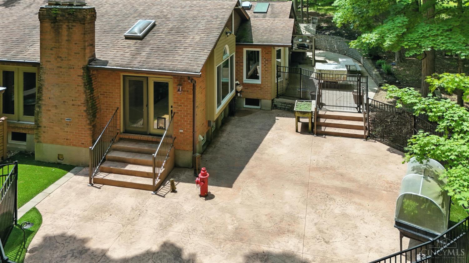6125 Squirrelwoods Lane