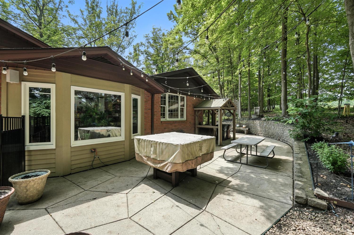 6125 Squirrelwoods Lane