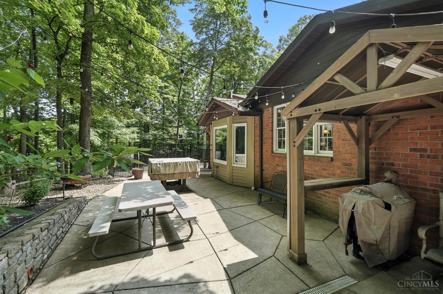 6125 Squirrelwoods Lane