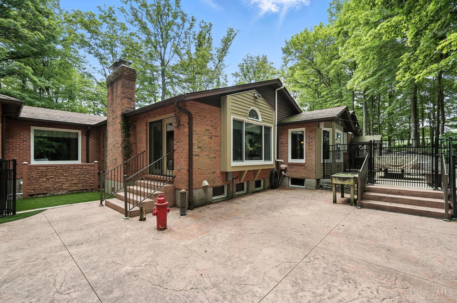 6125 Squirrelwoods Lane