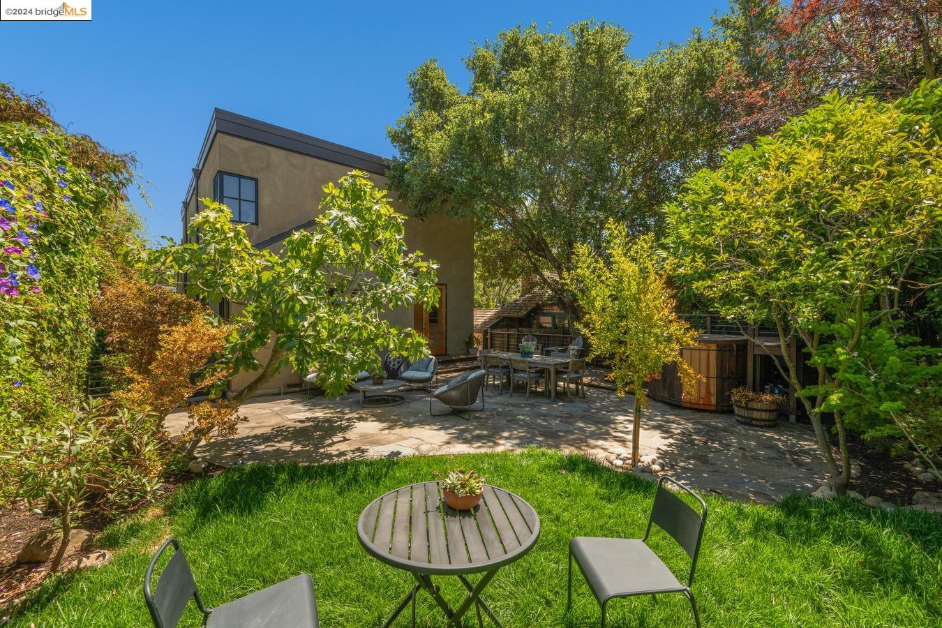 1220 Colusa Ave