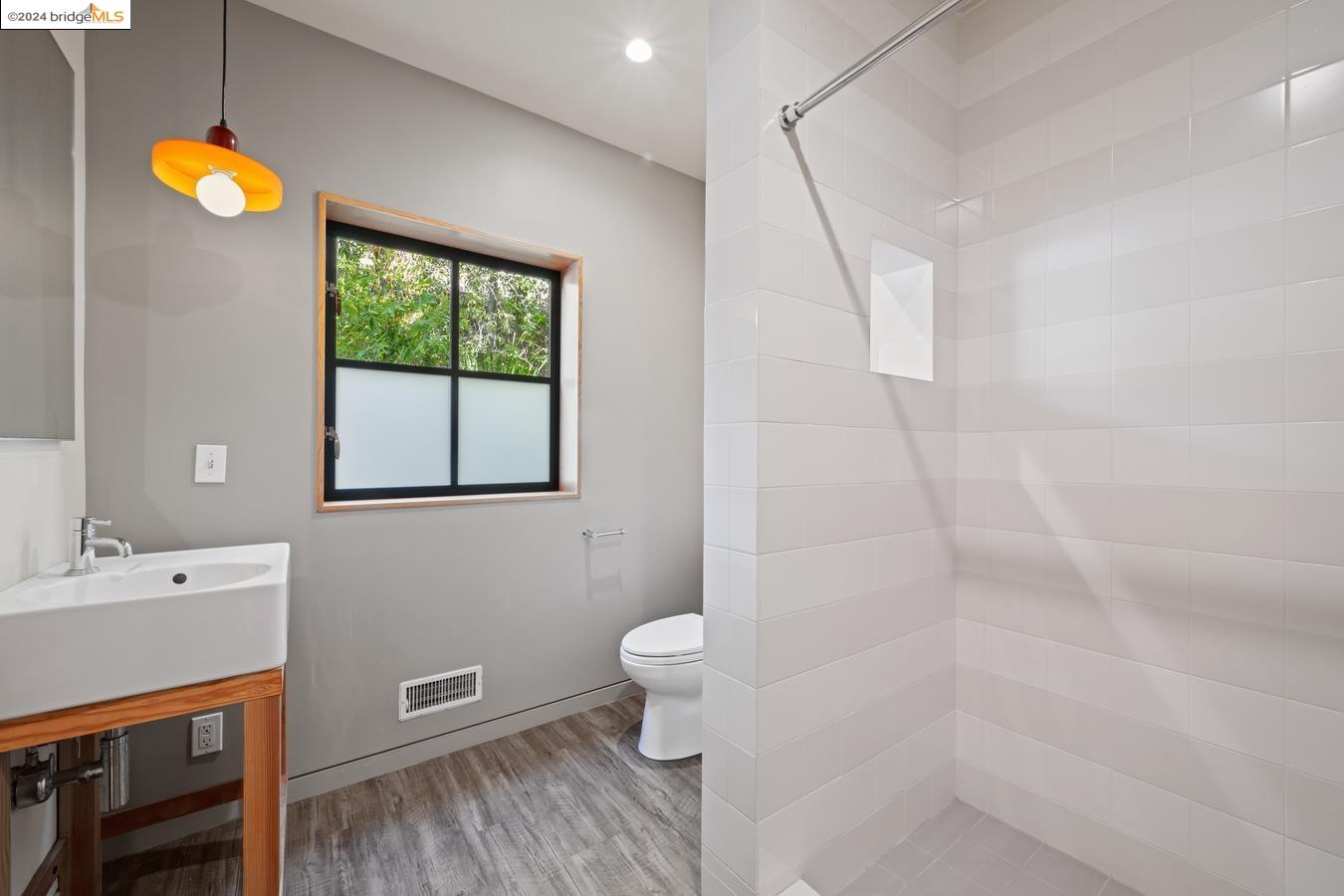 1220 Colusa Ave