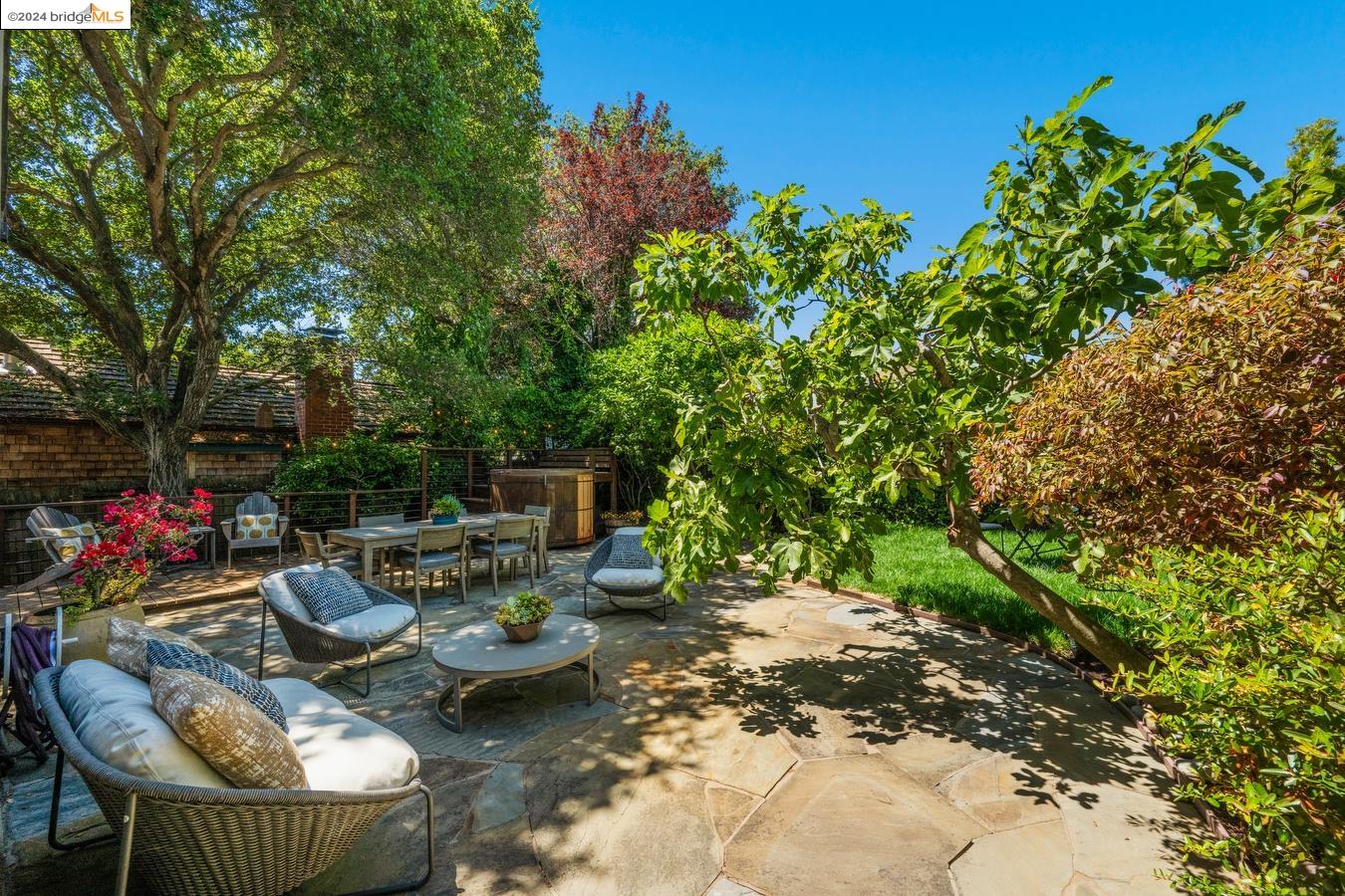 1220 Colusa Ave